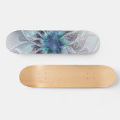 Abstrakte moderne Fraktal-Blume mit Blau geblüht Skateboard (Horizontal)