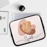 Abstrakte moderne, schlichte Blätter Laptopschutzhülle<br><div class="desc">Erleben Sie die perfekte Mischung aus Moderne und Boho Charme mit unseren Abstrakten Boho Modern Simple Elegant Blätter Laptop Sleeve! Der Laptop-Sleeve ist in einer harmonischen Farbpalette aus beige, braun, orange und rosa gehalten und mit einem fesselnden Design abstrakter Blätter verziert. Der Laptop-Sleeve ist ein Kunstwerk. Personalisieren Sie ihn mit...</div>