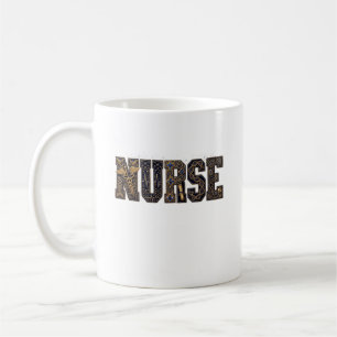 Abstrakte Muster in fetter 'NURSE'-Typografie Kaffeetasse