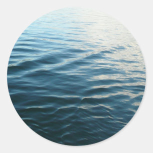 Abstrakte Naturfotografie - Blautöne des Wassers Runder Aufkleber