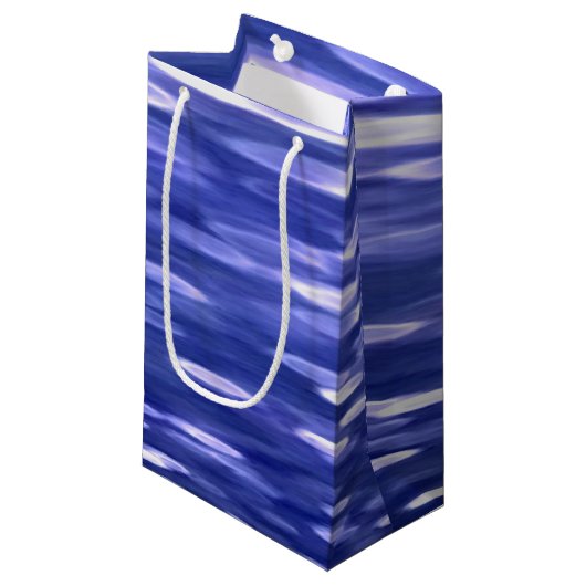 Abstrakte Nummer 3: Blauschimmer Kleine Geschenktüte (Vorderseite Schrägansicht)
