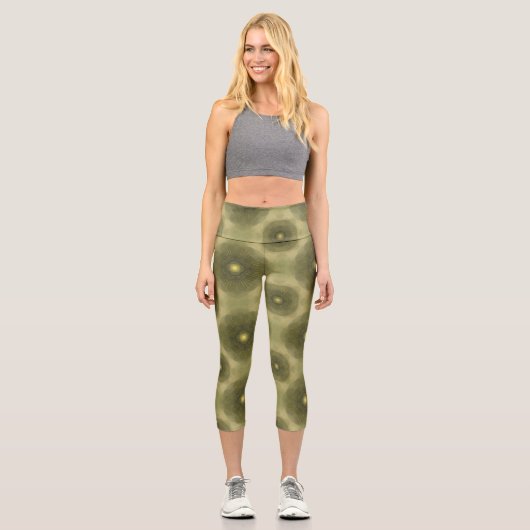 Abstrakte Olive Green Blume Nahtloses Muster Capri Leggings (Vorderseite)