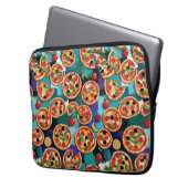 Abstrakte Pepperoni Pizza auf blauem Hintergrund Laptopschutzhülle (Vorderseite Links)