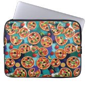 Abstrakte Pepperoni Pizza auf blauem Hintergrund Laptopschutzhülle (Vorderseite)