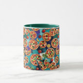 Abstrakte Pepperoni Pizza auf blauem Hintergrund Tasse (Zentrum)