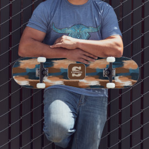 Abstrakte Pinselstriche in Blau, Weiß und Braun Skateboard