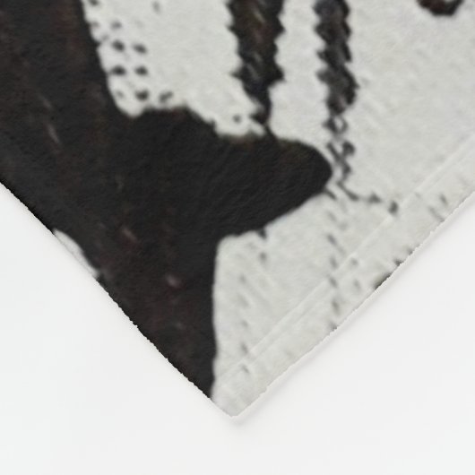 Abstrakte Pinselstriche in Schwarz und Weiß Art Fleecedecke (Ecke)