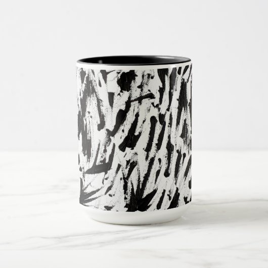 Abstrakte Pinselstriche in Schwarz und Weiß Art Tasse (Zentrum)