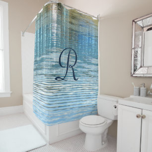 Abstrakte Reflektion des Wassers mit blauem Monogr Duschvorhang