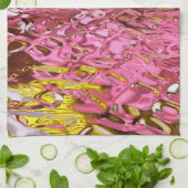 Abstrakte Reflektion von nassem Aussehen rosa Küchentuch (Gefaltet)