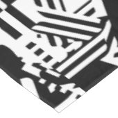 Abstrakte Reflektionen: Linien, Kuben und Monochro Tischdecke (Schrägansicht)