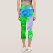 Abstrakte Retro-Blume in Lavendel und Kalkgrün Capri Leggings (Rückseite)
