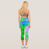 Abstrakte Retro-Blume in Lavendel und Kalkgrün Capri Leggings (Rückseite)