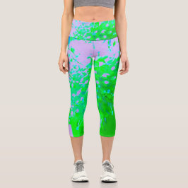 Abstrakte Retro-Blume in Lavendel und Kalkgrün Capri Leggings