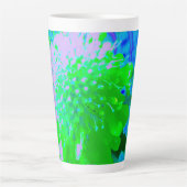 Abstrakte Retro-Blume in Lavendel und Kalkgrün Milchtasse (Vorderseite)
