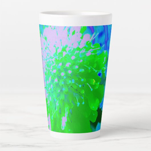 Abstrakte Retro-Blume in Lavendel und Kalkgrün Milchtasse (Vorderseite)