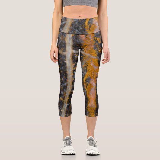 Abstrakte Rocklinie Capri Leggings (Vorderseite)