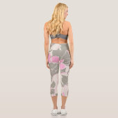 Abstrakte rosa Blüte Capri Leggings (Rückseite)