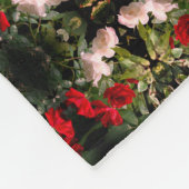 Abstrakte rot-weiße Rose Fleecedecke (Ecke)