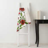 abstrakte rote Blume und grüne Blätter auf weißer Sherpadecke (Beispiel)