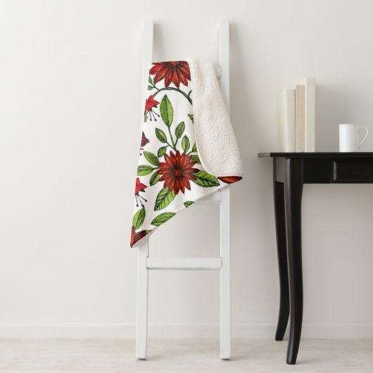 abstrakte rote Blume und grüne Blätter auf weißer  Sherpadecke (Beispiel)