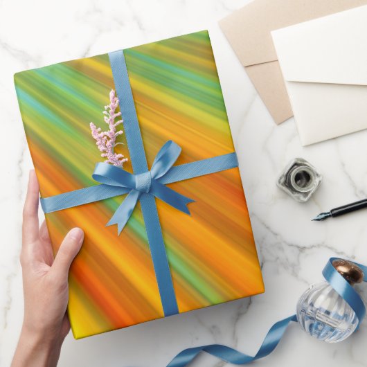 Abstrakte rote, orangefarbene Streifen auf blau Geschenkpapier (Schenken)