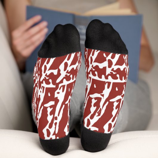 Abstrakte, rote und orange Formen mischen sich und Socken (Unterseite)