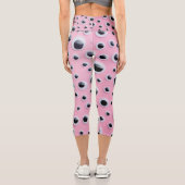 Abstrakte Schwarz-Weiß-Bälle im rosa Hintergrund Capri Leggings (Rückseite)