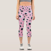 Abstrakte Schwarz-Weiß-Bälle im rosa Hintergrund Capri Leggings (Vorderseite)