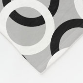Abstrakte Schwarz-Weiß-Kreise auf hellgrau Fleecedecke (Ecke)