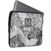 Abstrakte Schwarz-Weiß-Zebra-Kunst-Monogramm Laptopschutzhülle (Vorne Rechts)