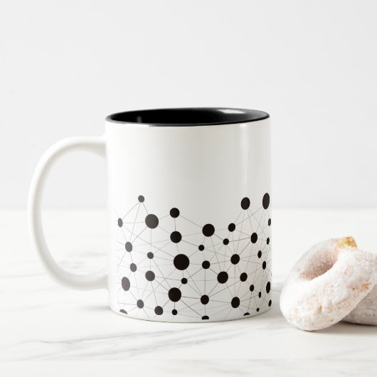 Abstrakte schwarz-weiße Linien und Punktmuster Zweifarbige Tasse (Mit Donut)