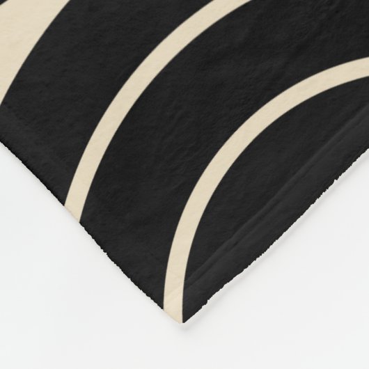 Abstrakte schwarze Retro-Linien Fleecedecke (Ecke)