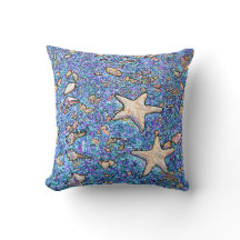 Abstrakte Seashells auf blauem Sand-Kissen