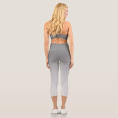 Abstrakte, silbergraue Farbtöne Capri Leggings (Rückseite)