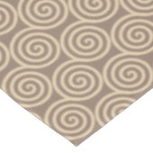 Abstrakte Spiralkreise auf Beige Tischdecke (Schrägansicht)
