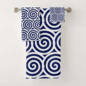 Abstrakte Spiralkreise in Navy Blue & White Bath Badhandtuch Set (Insitu)