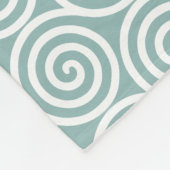 Abstrakte Spiralkreise in Silvery Blue und White Fleecedecke (Ecke)