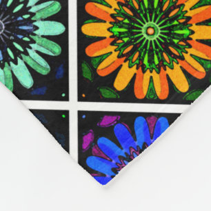 Abstrakte strahlende Blumen mit surrealen Blüten Fleecedecke