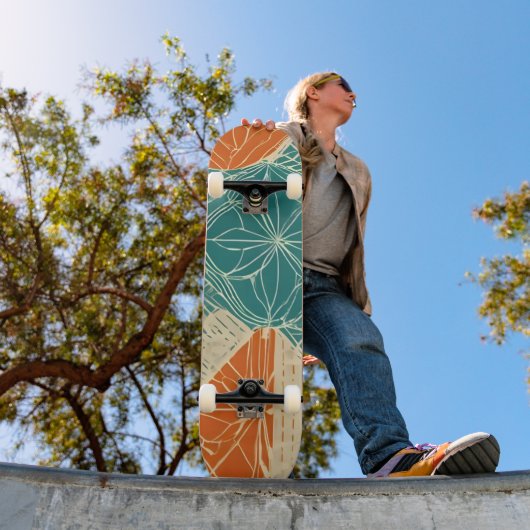 Abstrakte Teal-, Orange- und Beigefarbene Blumen Skateboard (Außen 1)