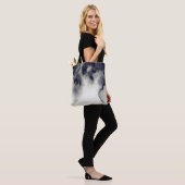 Abstrakte Tintenmalerei auf Tasche (Am Model)