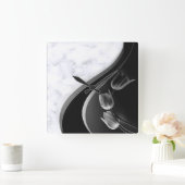 Abstrakte Tulips aus weißem Marmor Quadratische Wanduhr (Zuhause)