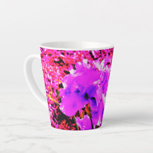 Abstrakte Ultra-Violet Lila Iris auf Red Milchtasse