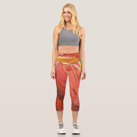 Abstrakte vertikale Geste in Rot Capri Leggings (Vorderseite)