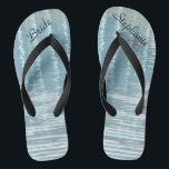 Abstrakte Wasserbräune Hochzeit maßgeschneiderte F Badesandalen<br><div class="desc">Diese personalisierte, komfortable Bride Flip Flops sind ein einfaches, elegantes und elegantes Geschenk für Mitglieder des Brautparty - Bride, Bridesmaid, Trauzeugin ... Sie ergänzen die Festlichkeiten Ihres Hochzeitstages, Junggeselinnen-Abschieds oder anderer Feierlichkeiten. Großartig am Strand! Einfache Anpassung von Namen und Titel. Matching Tote Tasche zur Verfügung. Original abstraktes Foto einer Reflexion...</div>
