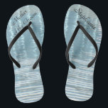 Abstrakte Wassermütter mit Hochzeitskippen Badesandalen<br><div class="desc">Diese personalisierte, komfortable Mutter der Groom Flip Flops sind ein einfaches, elegantes und elegantes Geschenk für die Mitglieder des Brautparty - Bride, Bridesmaid, Trauzeugin ... Sie ergänzen die Festlichkeiten Ihres Hochzeitstages, Ihres Junggeselinnen-Abschieds oder anderer Feierlichkeiten. Toll am Strand! Einfache Anpassung von Namen und Titel. Original abstraktes Foto einer Reflexion im...</div>