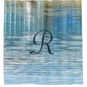 Abstrakte Wasserreflexion mit blauem Monogramm Duschvorhang (Vorderseite)