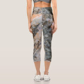 Abstrakte, weiße Grungelform Capri Leggings (Rückseite)