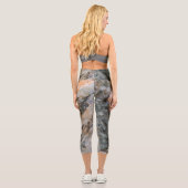 Abstrakte, weiße Grungelform Capri Leggings (Rückseite)