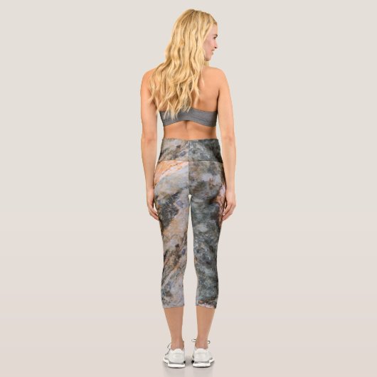 Abstrakte, weiße Grungelform Capri Leggings (Rückseite)